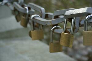 beaucoup cadenas fermé sur pont clôture - l'amour concept photo