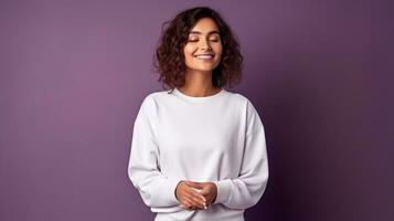 portrait de une la personne jolie fille souriant dans une Vide blanc style moderne gildan sweat-shirt maquette sur une Profond violet arrière-plan, ai généré photo