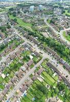 aérien verticale panoramique vue de Nord luton ville Résidentiel biens de Angleterre génial Bretagne Royaume-Uni. le haute angle métrage a été capturé avec drone caméra sur août 15ème, 2023 photo