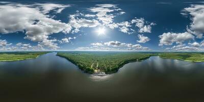 360 hdri panorama aérien vue plus de Lac parmi forêt dans équirectangulaire sans couture sphérique projection avec zénith et nadir, prêt pour utilisation comme ciel remplacement dans drone 360 panoramas ou vr contenu photo