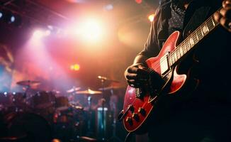 le le guitariste présence brille sur étape contre une doucement flou Contexte. ai généré photo