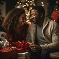 souriant couple échanger cadeaux près une décoré arbre photo