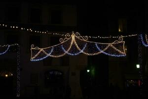 lumière coloré Noël décorations à nuit le des rues de Varsovie, Pologne photo