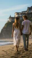 couple en portant mains, en marchant sur le plage photo