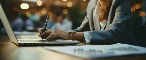 collaboratif Bureau environnement femme d'affaires et équipe influence ordinateurs portables pour synchronisé productivité ai généré photo