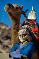 Tikobaouine, Italie 2010- touareg inconnu avec chameau marchant dans le désert du Tassili n'ajjer