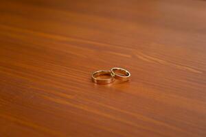 détail de deux d'or mariage anneaux photo