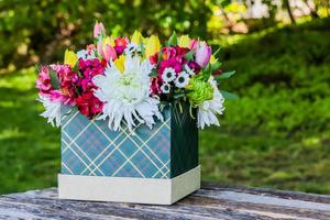 boîte avec de belles fleurs et un espace blanc pour le texte photo