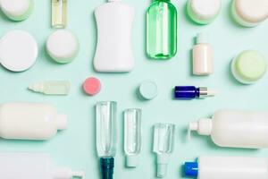 groupe de bouteille de soin du corps en plastique composition à plat avec des produits cosmétiques sur fond bleu espace vide pour votre conception. ensemble de contenants cosmétiques blancs, vue de dessus avec espace de copie photo