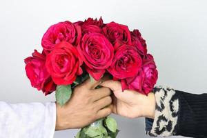 couple amoureux avec bouquet de roses photo