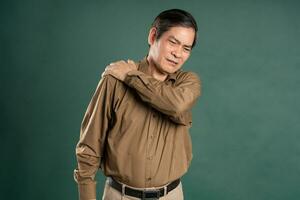 portrait de milieu vieilli asiatique homme posant sur bleu Contexte photo