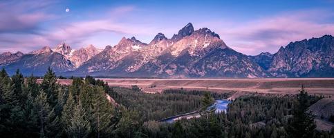 Les montagnes du Grand Teton à Snake River donnent photo