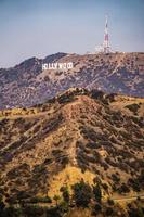 célèbre panneau hollywoodien sur une colline au loin photo
