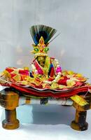 Seigneur krishna aussi connu comme laddu Gopal sculpture dans magnifique vêtements sélectif concentrer photo