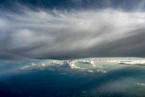 belle vue du ciel depuis les nuages de l'avion photo