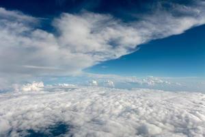 belle vue du ciel depuis les nuages de l'avion photo