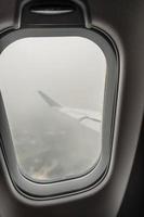 atterrissage par temps nuageux à l'aéroport de norfolk en Virginie photo