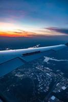 coucher de soleil depuis la fenêtre de l'avion photo