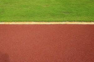 texture de fonctionnement piste de course rouge caoutchouc pistes de course dans Extérieur stade sont 8 Piste et vert herbe champ, vide athlétisme stade avec piste, football champ, football champ. photo