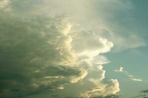 foncé ciel avec orage des nuages photo