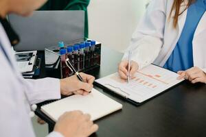 réunion équipe de médecin et médical Personnel consultation à propos le traitement de cœur maladie, pneumonie, gastro-intestinal et estomac maladies. et l'ostéoporose à hôpital photo