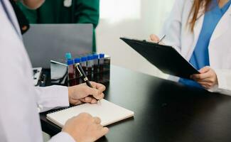 réunion équipe de médecin et médical Personnel consultation à propos le traitement de cœur maladie, pneumonie, gastro-intestinal et estomac maladies. et l'ostéoporose à hôpital photo