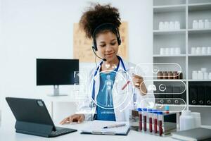 femelle médecin séance sur travail bureau médical en ligne, e santé concept. médecin en utilisant portable pour travail, vidéo appel vidéo bavarder avec collègues. photo