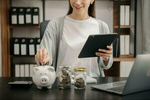 femme main en portant pièce de monnaie avec porc porcin banque. économie et financier comptes concept photo