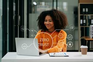 zéro confiance Sécurité concept la personne en utilisant ordinateur et tablette avec zéro confiance icône sur virtuel écran de Les données entreprises.dans Bureau photo
