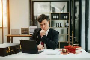 homme avocat travail et marteau, tablette, portable dans devant, Conseil Justice et loi concept. photo