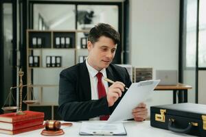 homme avocat travail et marteau, tablette, portable dans devant, Conseil Justice et loi concept. photo