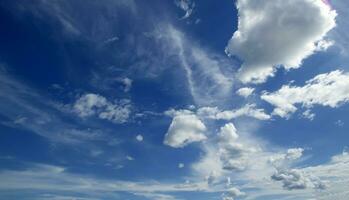 ciel bleu et ciel nuageux photo