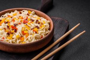 délicieux Frais asiatique nouilles avec pièces de légumes, Viande, avec sel, épices et herbes photo