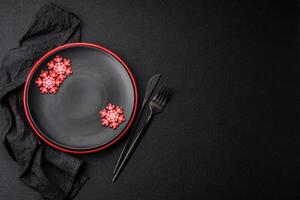 vide céramique noir assiette avec Noël décoration éléments photo