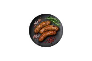 délicieux frit grillé saucisses avec sel, épices et herbes photo