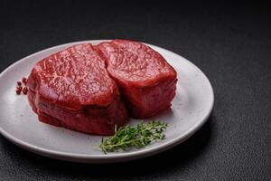 brut filet steak mignon du boeuf avec sel, épices et herbes photo