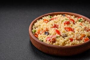 délicieux couscous bouillie avec cubes de grillé des légumes avec sel et épices photo