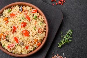 délicieux couscous bouillie avec cubes de grillé des légumes avec sel et épices photo