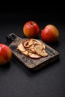 délicieux mûr rouge pomme, tranché et séché dans une spécial séchoir photo