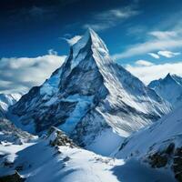 majestueux Montagne de pointe couvert dans neige photo