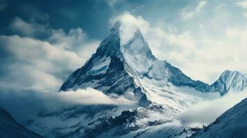 majestueux Montagne de pointe couvert dans neige photo