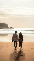 couple en portant mains, en marchant sur le plage photo