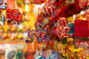 décoré coloré lanternes pendaison sur une supporter dans le des rues dans ho chi minh ville, vietnam pendant milieu l'automne festival. chinois Langue dans Photos signifier argent et Bonheur. sélectif se concentrer.