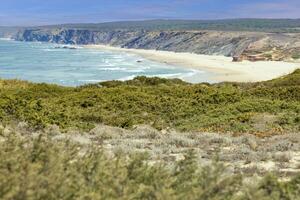 panoramique image plus de bordeiras plage le surf place sur le atlantique côte de le Portugal pendant le journée photo