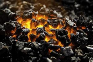 charbon ardent dans un charbon pour la cuisson photo