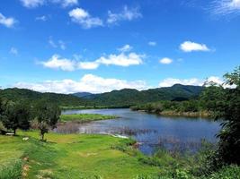 le terrain de camping, ratchaburi, thaïlande. paysage avec montagnes, forêt et rivière en face. Beau paysage. photo