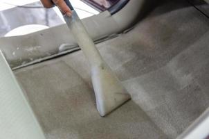 désinfectant par aspiration pour nettoyer l'intérieur de la cabine de la voiture. outils de nettoyage humide pour tapis automobile. laver le tapis de voiture photo