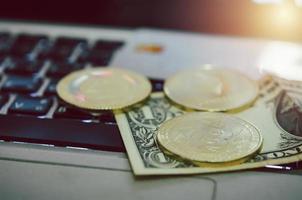 crypto bitcoin et dollars sur les claviers d'ordinateur. la finance dans le monde numérique moderne