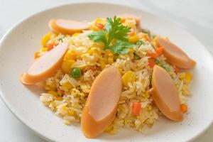 riz frit avec saucisse et légumes mélangés photo