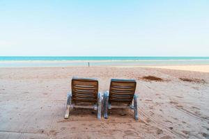 Chaise de plage vide sur le sable avec fond de mer océan